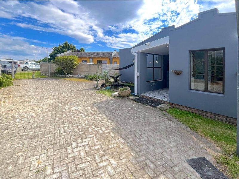 House Rental Monthly In Port Elizabeth - Photo 1