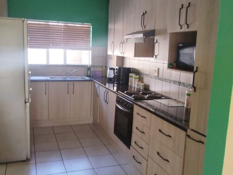 Townhouse For Sale In East London - Photo 5