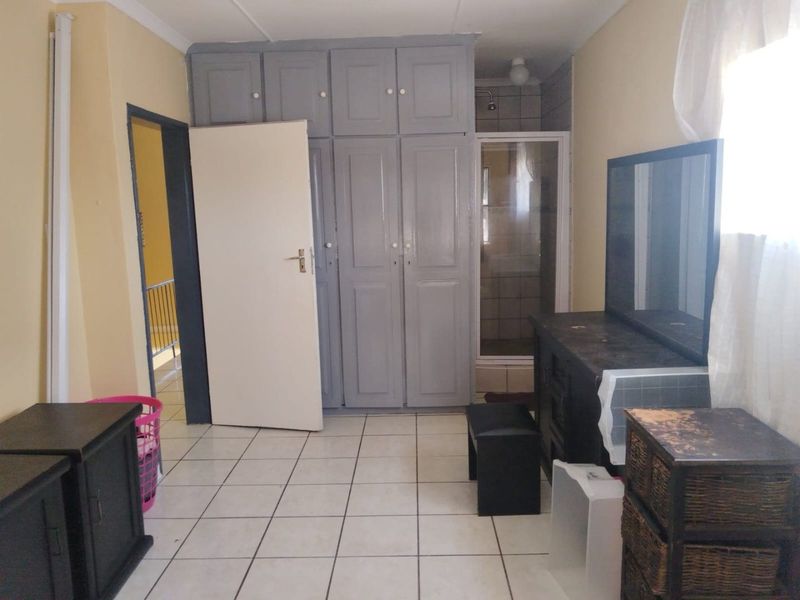Townhouse For Sale In East London - Photo 9