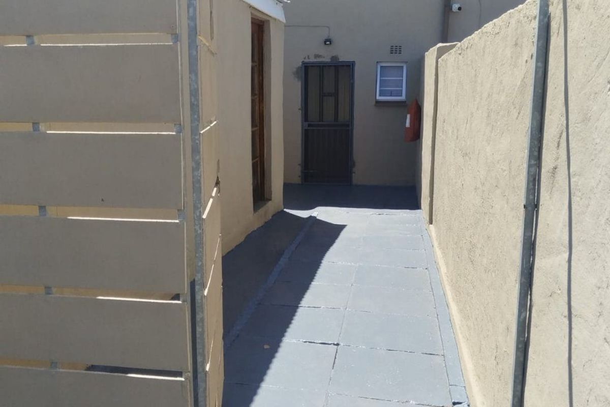 Townhouse For Sale In East London - Photo 2