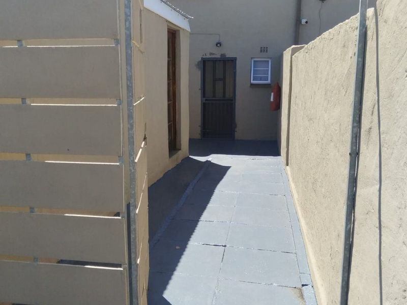 Townhouse For Sale In East London - Photo 2