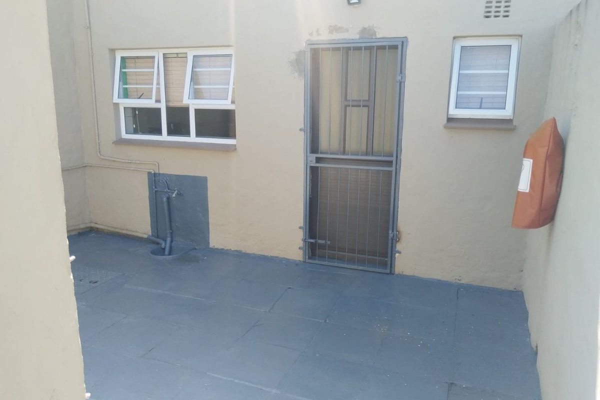 Townhouse For Sale In East London - Photo 3