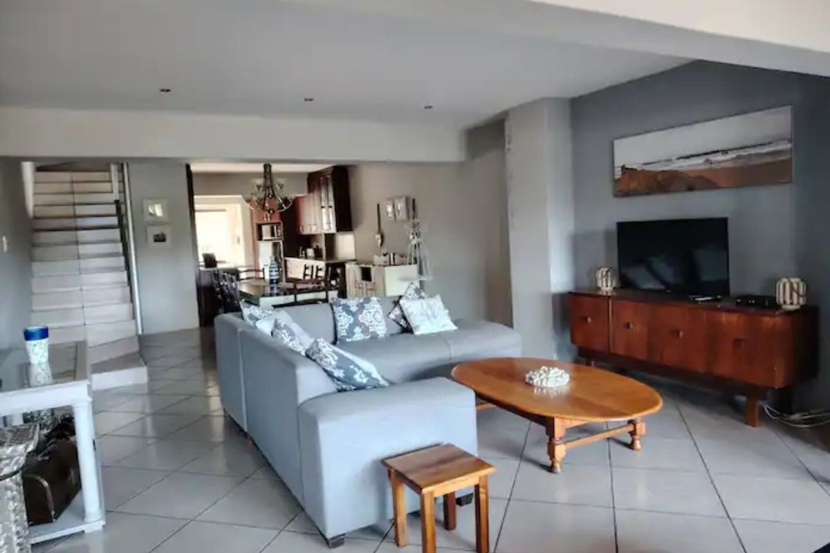 Apartment Rental Monthly In Port Elizabeth - Photo 2