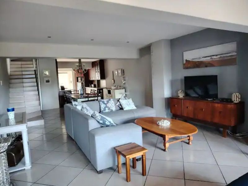 Apartment Rental Monthly In Port Elizabeth - Photo 2