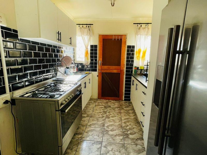 House For Sale In East London - Photo 3
