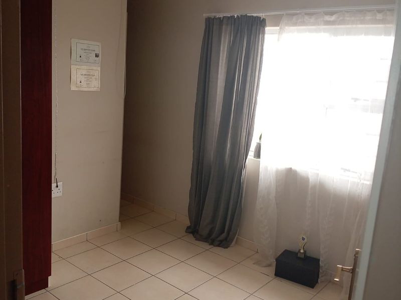 Townhouse For Sale In East London - Photo 10