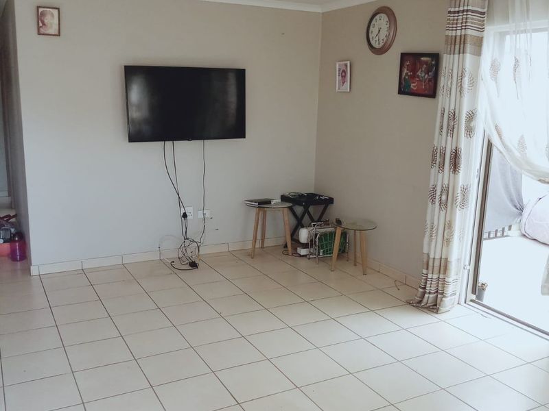 Townhouse For Sale In East London - Photo 4