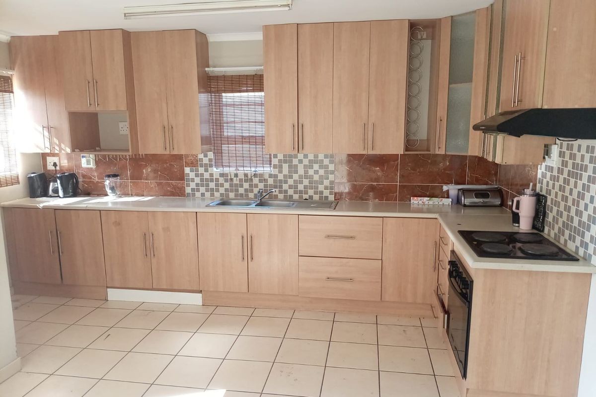 Townhouse For Sale In East London - Photo 2