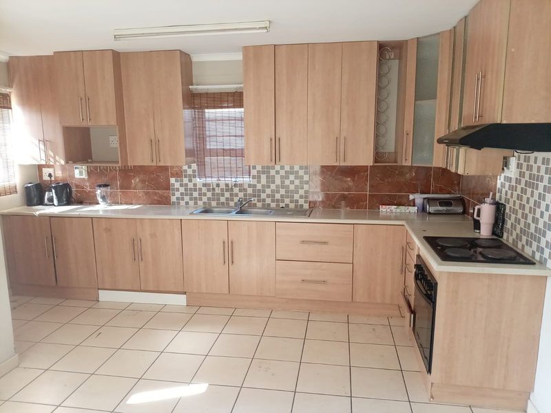 Townhouse For Sale In East London - Photo 2