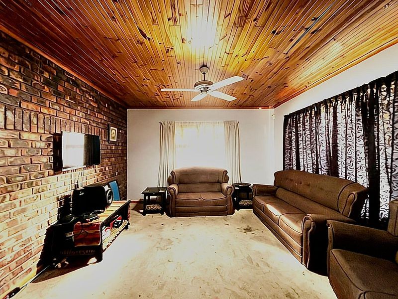 House For Sale In Uitenhage - Photo 9