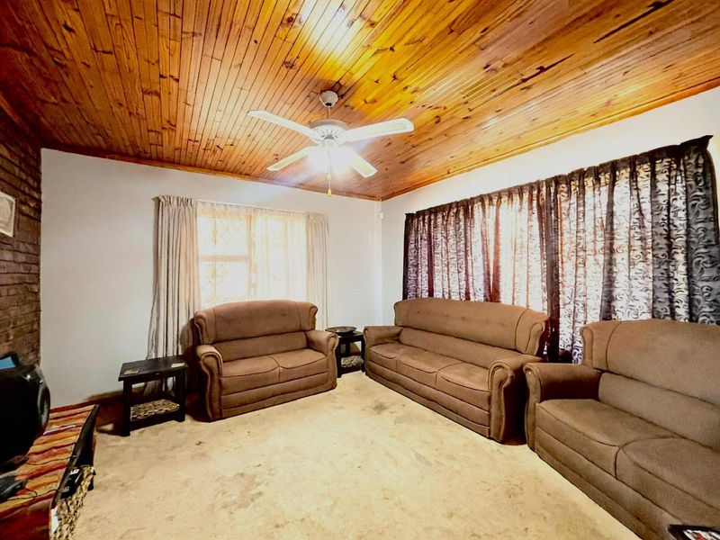 House For Sale In Uitenhage - Photo 8