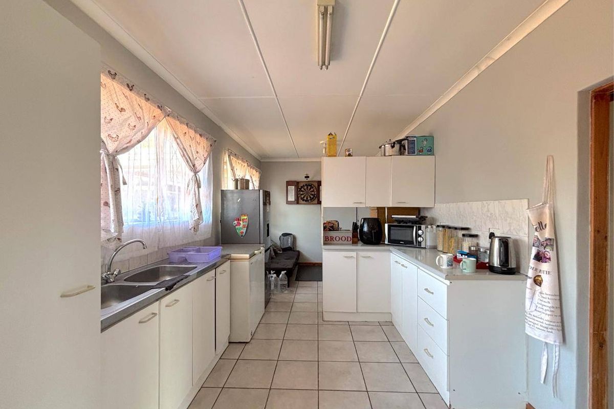 House For Sale In Uitenhage - Photo 2