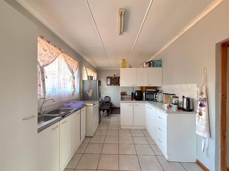 House For Sale In Uitenhage - Photo 2