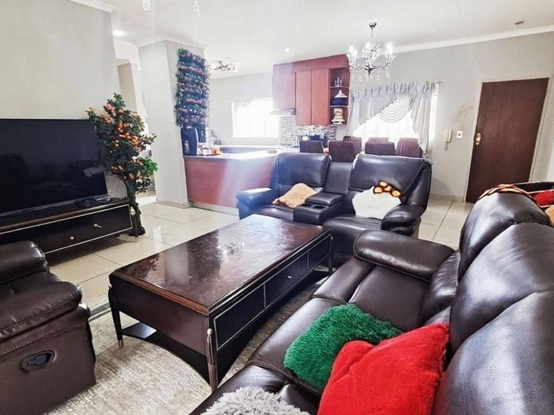Apartment For Sale In Midrand - Photo 3