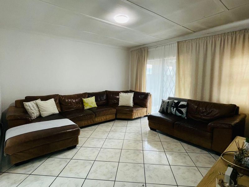 House For Sale In East London - Photo 3
