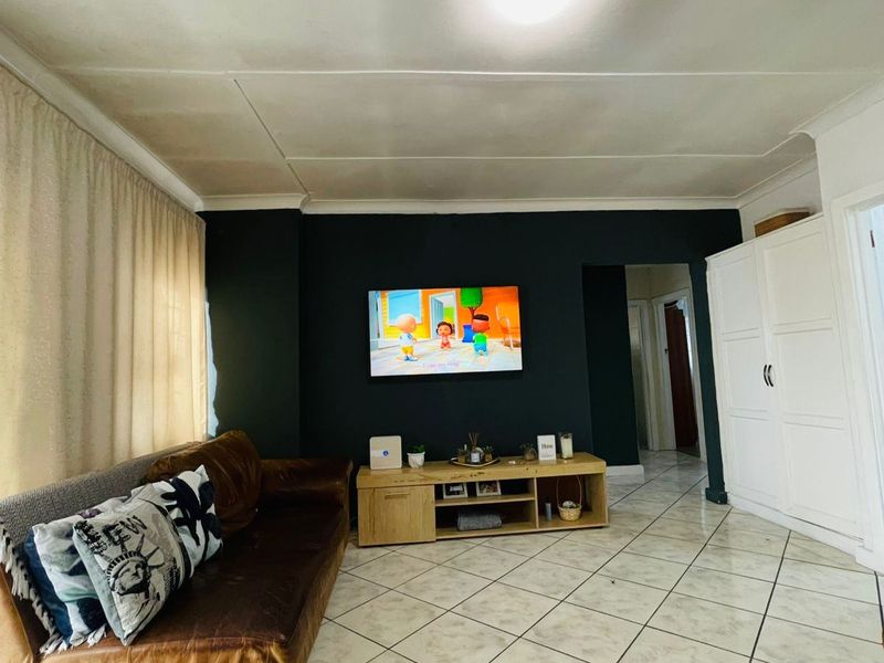House For Sale In East London - Photo 4