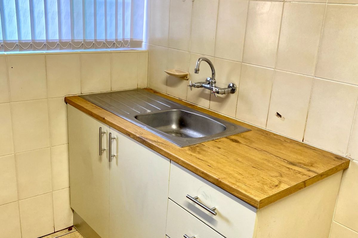 Townhouse For Sale In East London - Photo 2