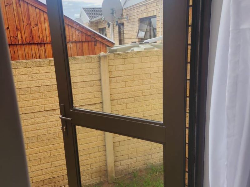 Townhouse Rental Monthly In Port Elizabeth - Photo 10