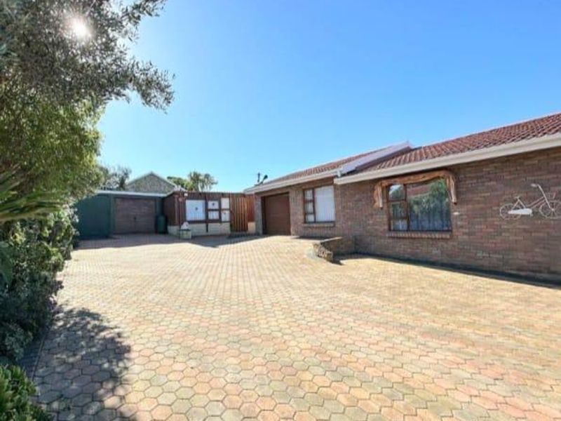 House For Sale In Mossel Bay - Photo 3