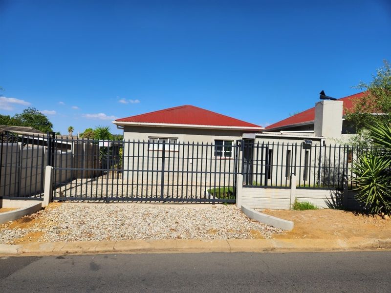 House For Sale In Malmesbury - Photo 2