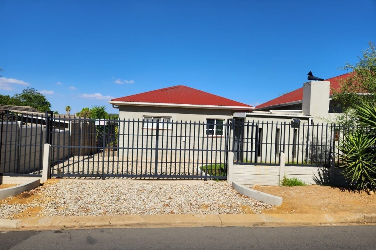 House For Sale In Malmesbury - Photo 2