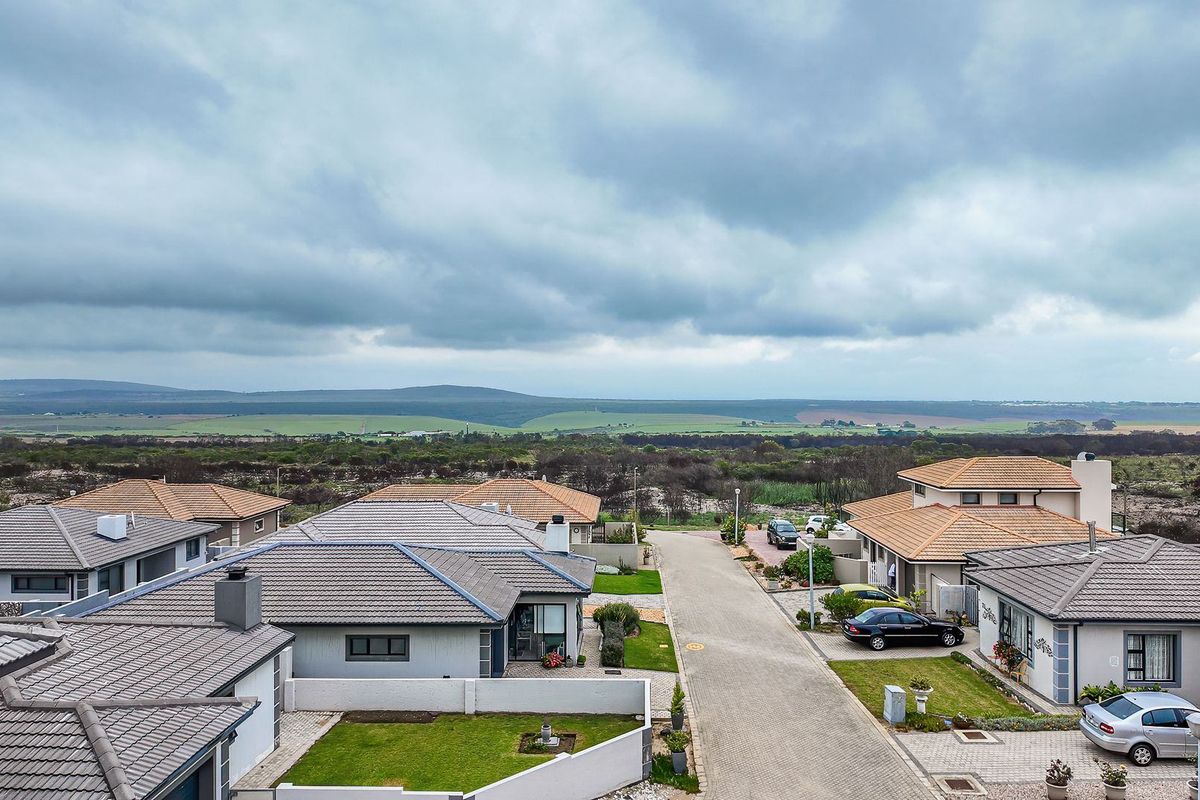 House For Sale In Mossel Bay - Photo 2