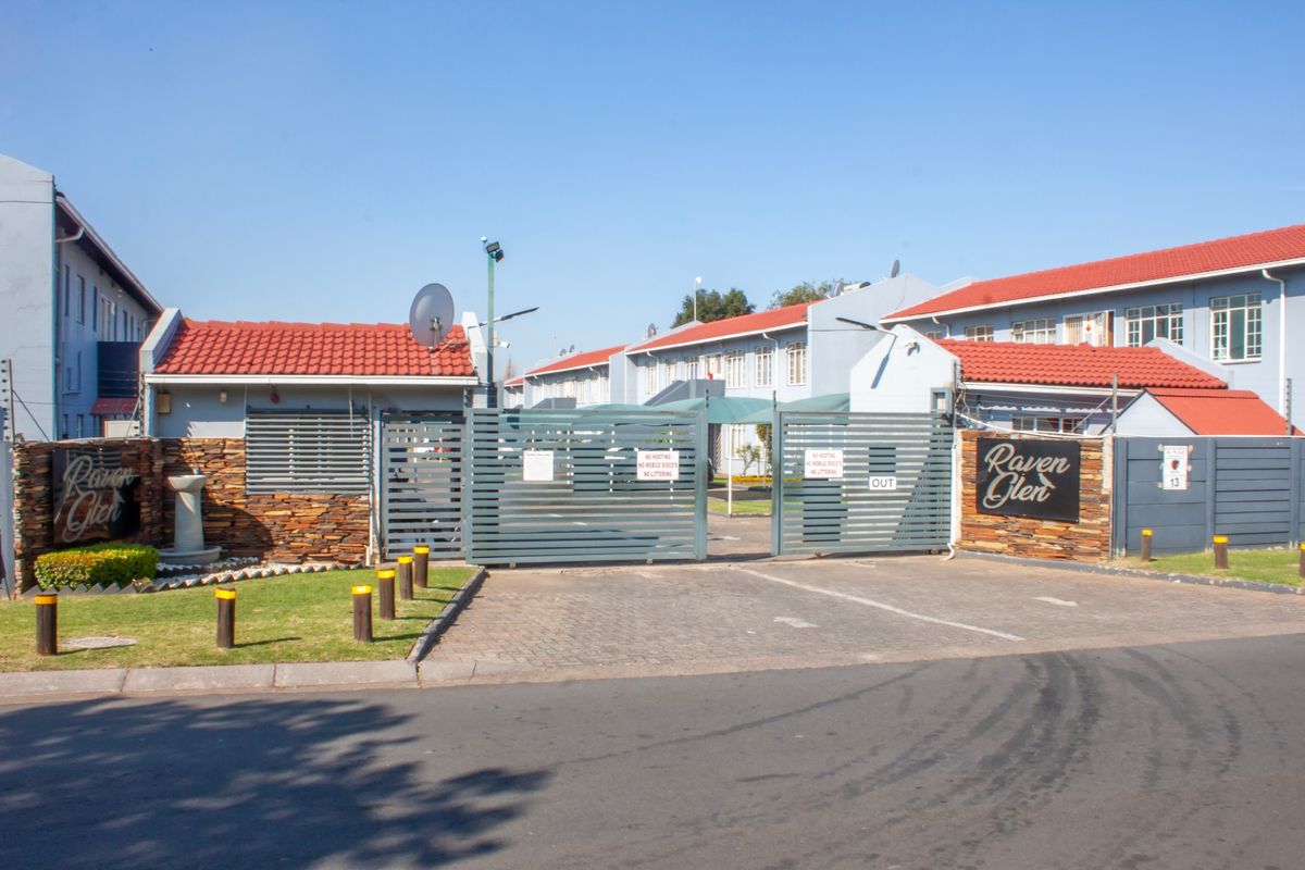 Townhouse For Sale In Boksburg - Photo 2