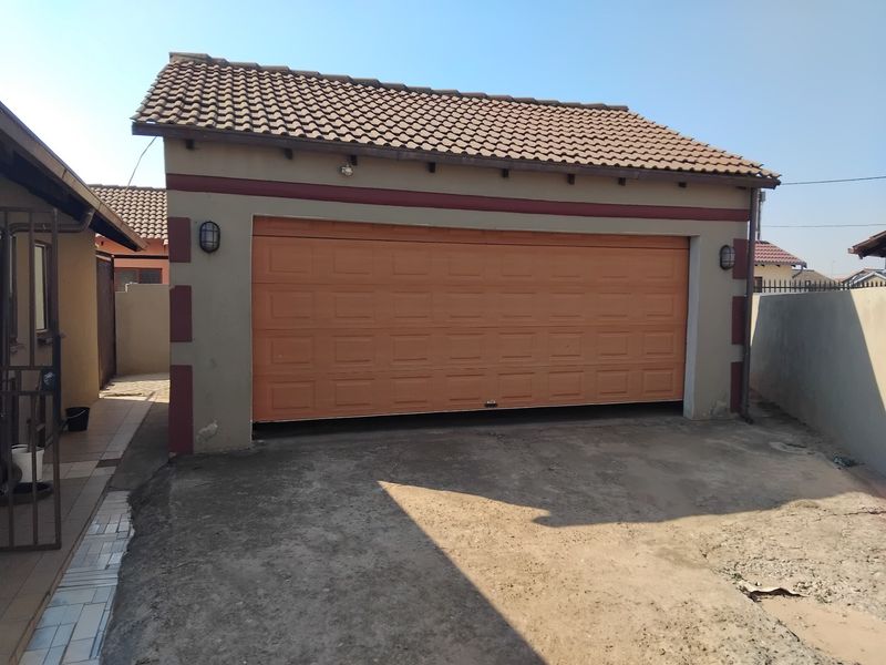 House For Sale In Boksburg - Photo 2