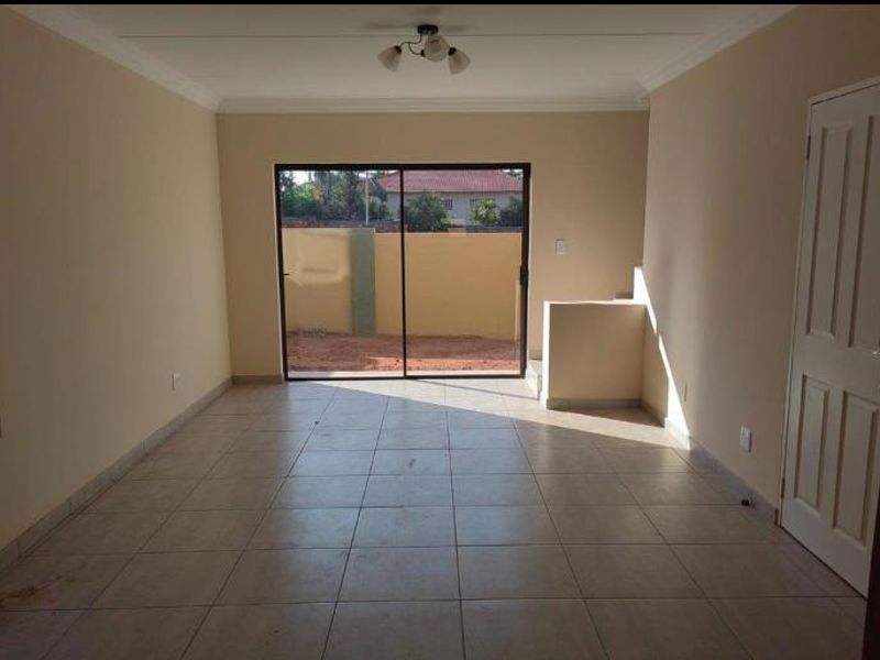 Townhouse For Sale In Akasia - Photo 1