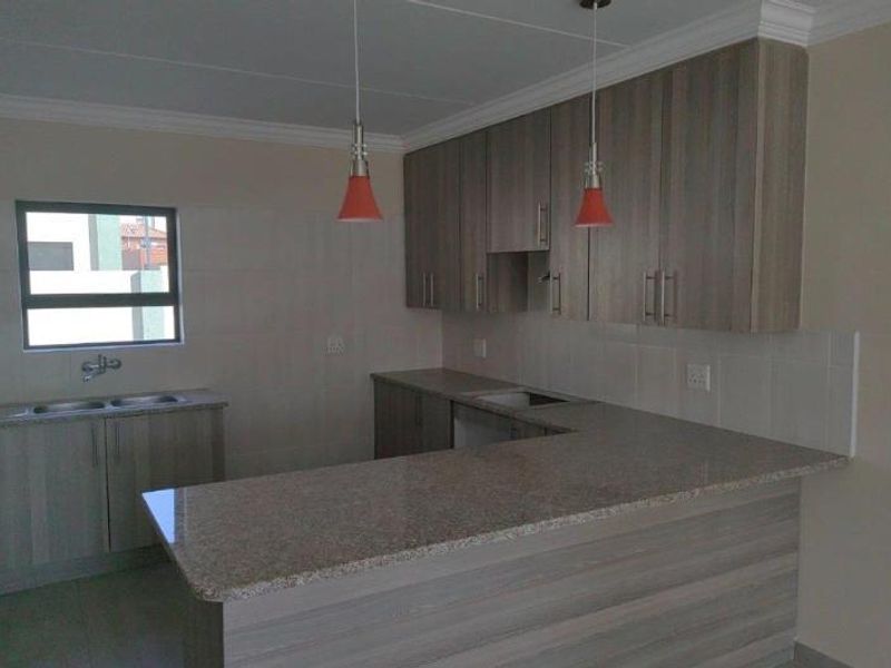 Townhouse For Sale In Akasia - Photo 10