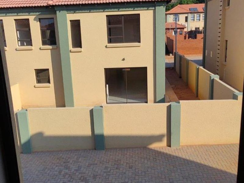 Townhouse For Sale In Akasia - Photo 9