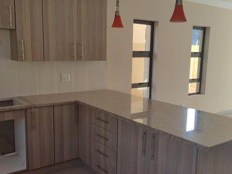 Townhouse For Sale In Akasia - Photo 2