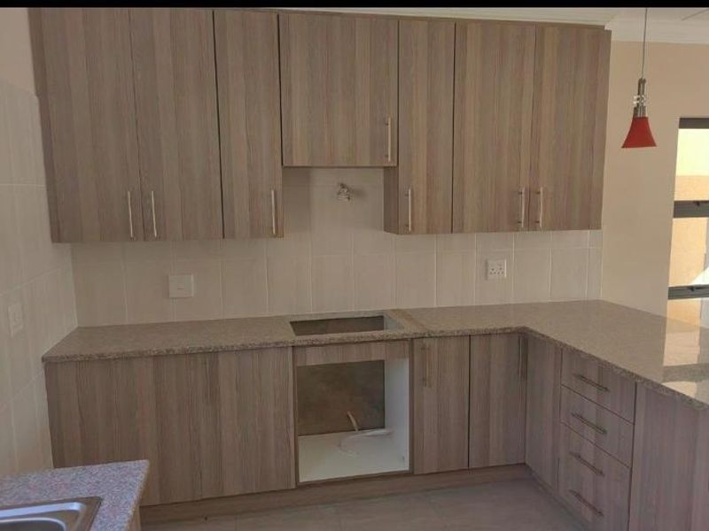 Townhouse For Sale In Akasia - Photo 7