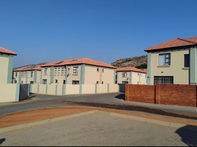Townhouse For Sale In Akasia - Photo 4
