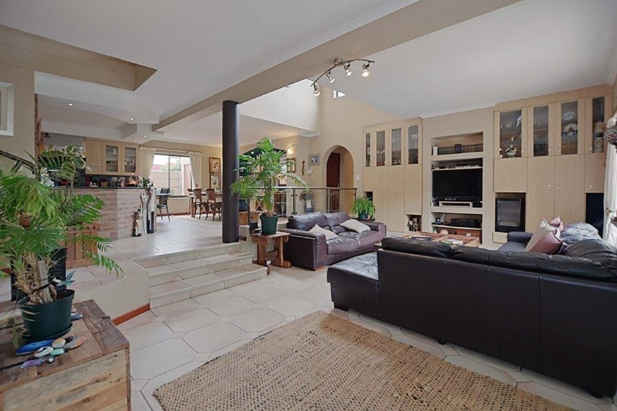 House Pending Sale In Blouberg - Photo 3