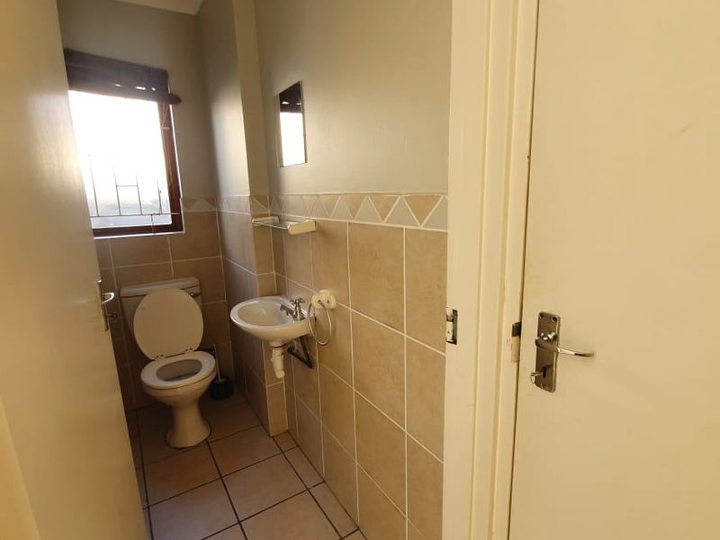 Townhouse Rental Monthly In Blouberg - Photo 10
