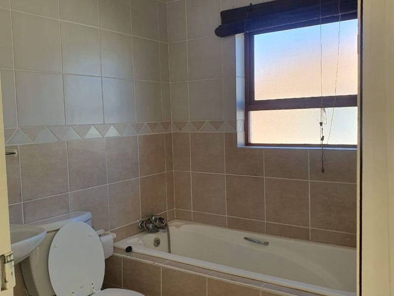Townhouse Rental Monthly In Blouberg - Photo 9