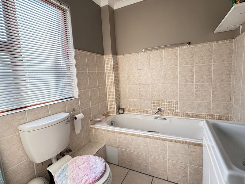 Townhouse Rental Monthly In Blouberg - Photo 7