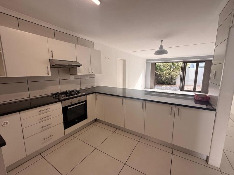 Townhouse Rental Monthly In Blouberg - Photo 3