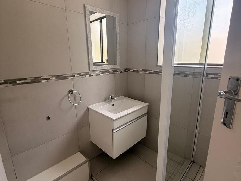 Townhouse Rental Monthly In Blouberg - Photo 9