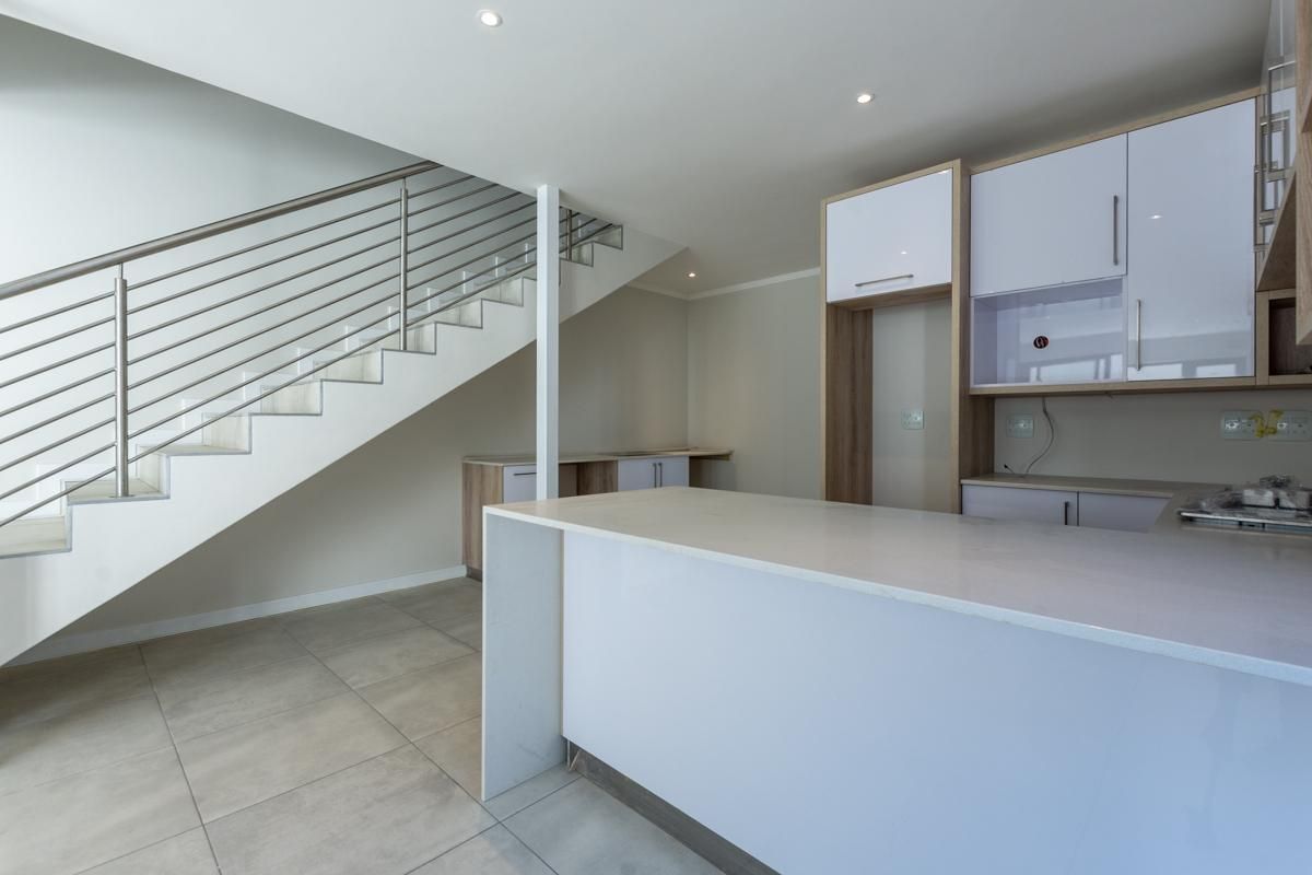 3 Bedroom duplex, garden apartment with amazing views. Centrally located and brand new! - Photo 5