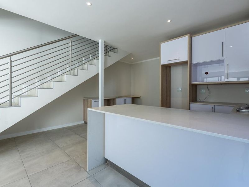 3 Bedroom duplex, garden apartment with amazing views. Centrally located and brand new! - Photo 5