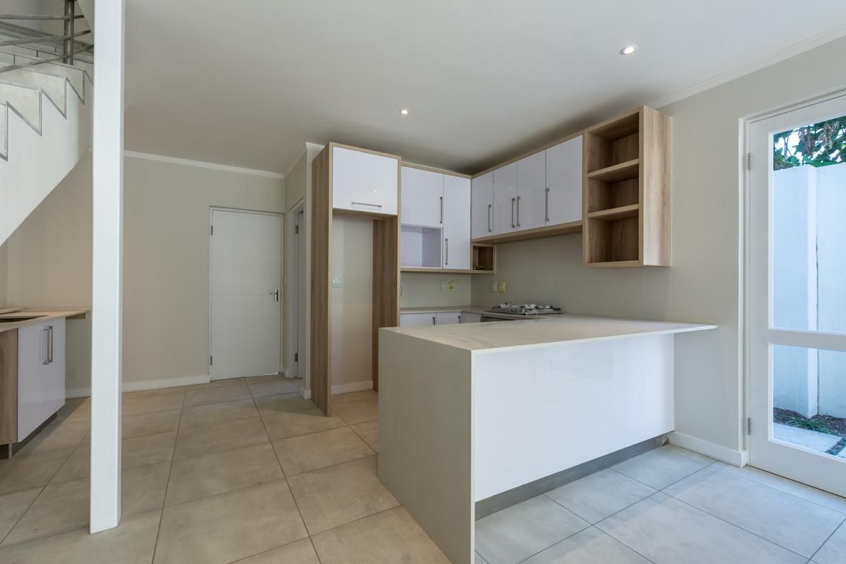 3 Bedroom duplex, garden apartment with amazing views. Centrally located and brand new! - Photo 4