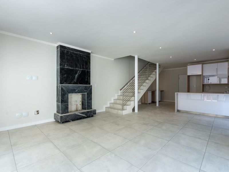 3 Bedroom duplex, garden apartment with amazing views. Centrally located and brand new! - Photo 3