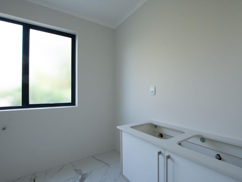 3 Bedroom duplex, garden apartment with amazing views. Centrally located and brand new! - Photo 9