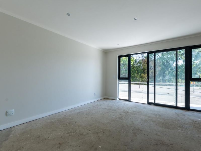 3 Bedroom duplex, garden apartment with amazing views. Centrally located and brand new! - Photo 7