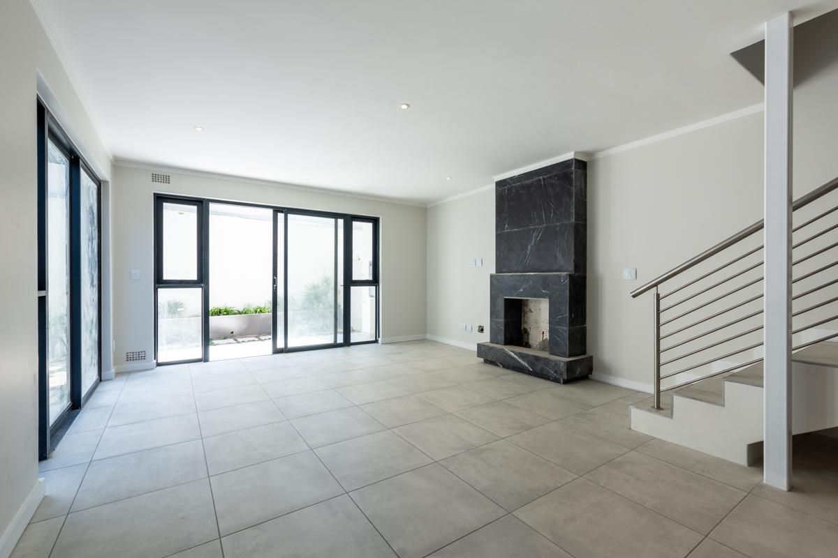 3 Bedroom duplex, garden apartment with amazing views. Centrally located and brand new! - Photo 2
