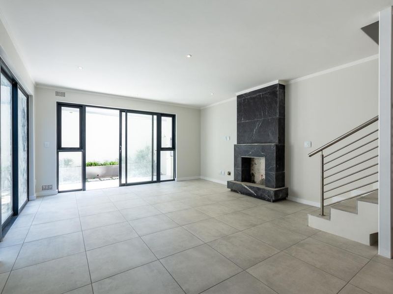 3 Bedroom duplex, garden apartment with amazing views. Centrally located and brand new! - Photo 2