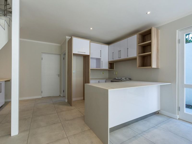 3 Bedroom duplex, garden apartment with amazing views. Centrally located and brand new! - Photo 5
