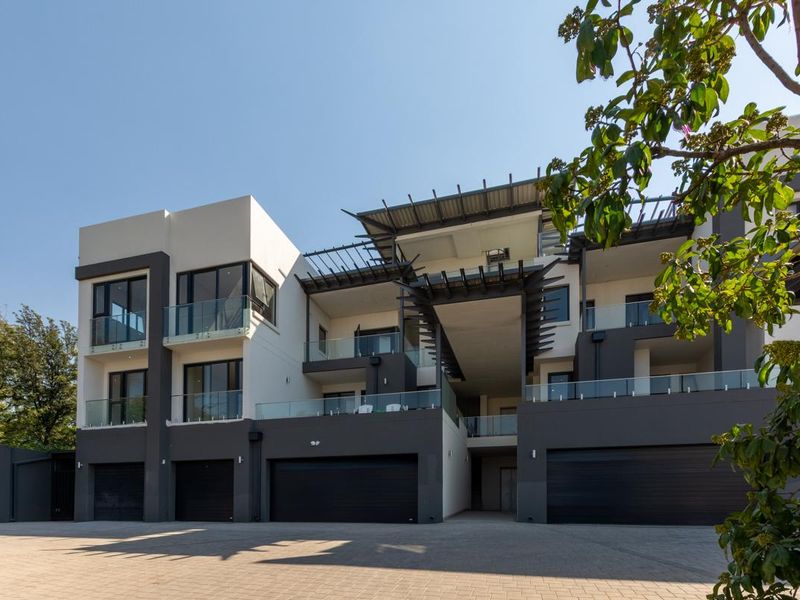 3 Bedroom duplex, garden apartment with amazing views. Centrally located and brand new! - Photo 1